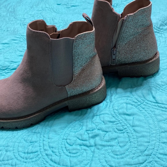 Steve Madden kids Shoes - Picture 1 of 3